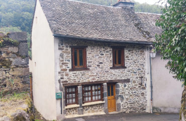 Coeur de village, ST CHELY D'AUBRAC, maison en pierre de Type 3