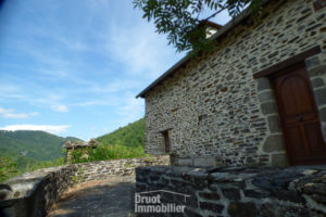A 20 minutes d'ESPALION, maison en pierres de type 4 avec terrain