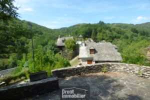A 20 minutes d'ESPALION, maison en pierres de type 4 avec terrain