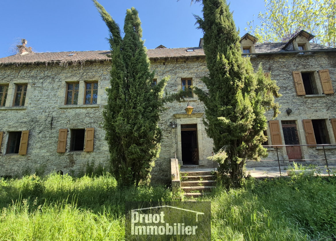 Ancien moulin, 8000 m2 de terrain, à 5 minutes de LAISSAC