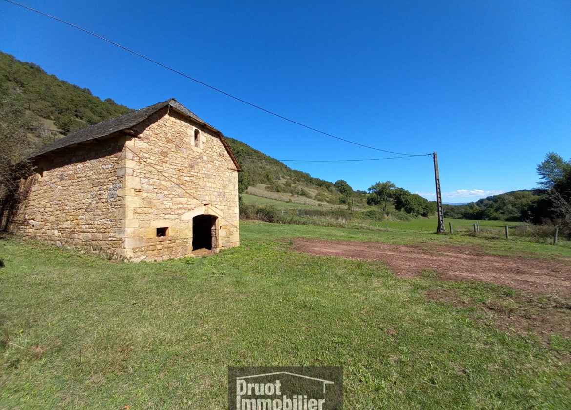 Ancienne grange/étable 60 m2 par niveau, à 5 minutes d'ESPALION