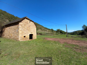 Ancienne grange/étable 60 m2 par niveau, à 5 minutes d'ESPALION