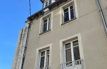 Appartement de type 2 avec terrasse, dépendance et terrain