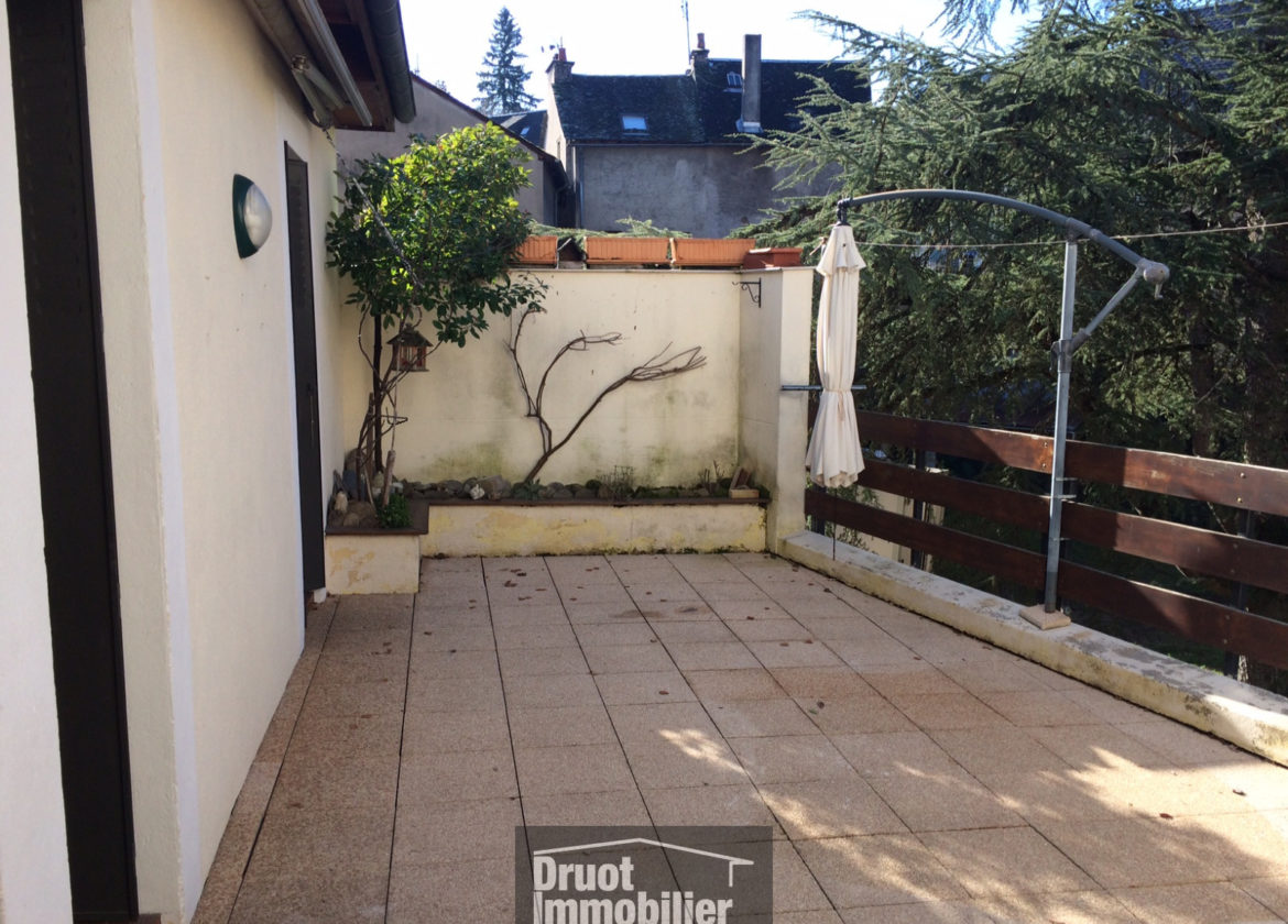 Appartement duplex T5 avec terrasse et grand garage, centre ville