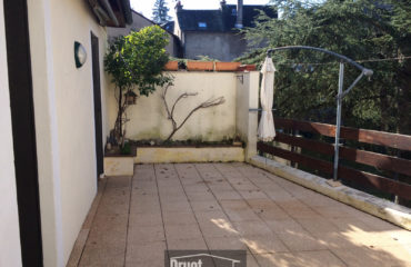Appartement duplex T5 avec terrasse et grand garage, centre ville