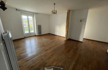 Appartement T3/T4 avec balcon et parking extérieur