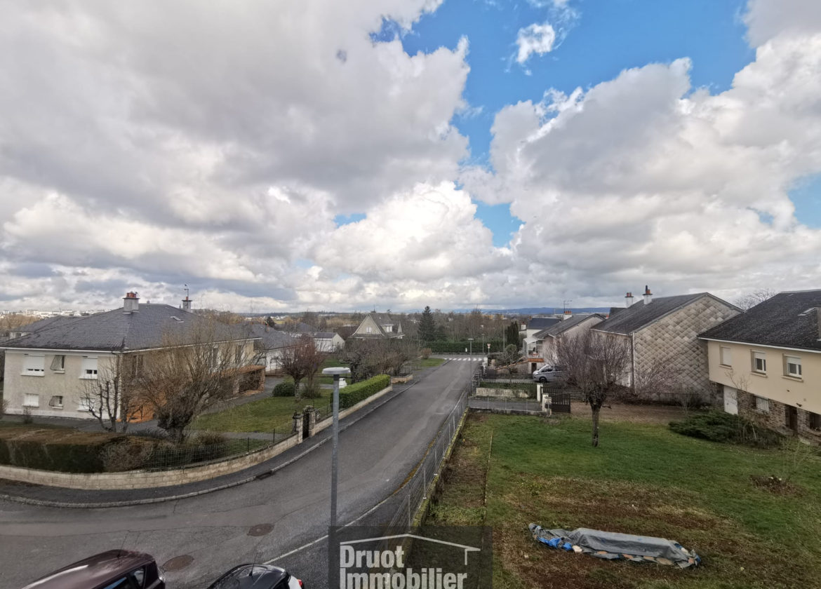 APPARTEMENT T4 de 100m2 + TERASSE ET GARAGE à OLEMPS