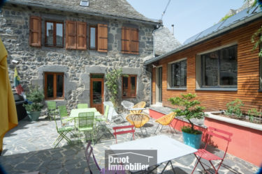 Bâtisse de caractère en plein centre de Laguiole - Idéal activité touristique ou hôtelière