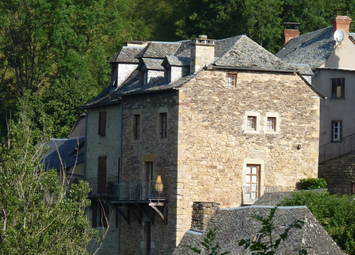 Bel ensemble immobilier rénové à 5 min d'Espalion