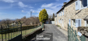 Belle propriété en pierres avec maison d'habitation, dépendances, terrain