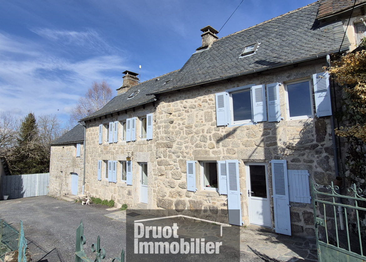 Belle propriété en pierres avec maison d'habitation, dépendances, terrain