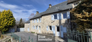 Belle propriété en pierres avec maison d'habitation, dépendances, terrain