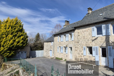 Belle propriété en pierres avec maison d'habitation, dépendances, terrain