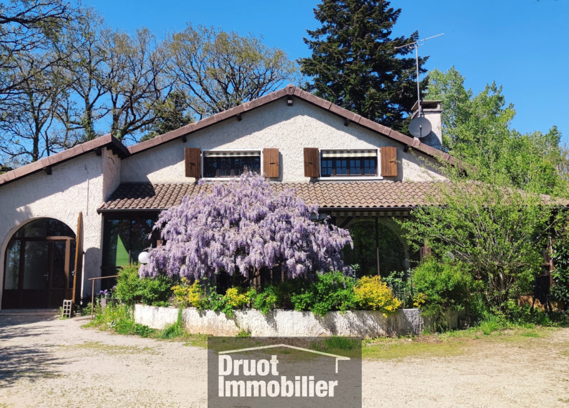 BOZOULS, grande maison de 150 m2 et dépendances sur une parcelle de 4400 m2