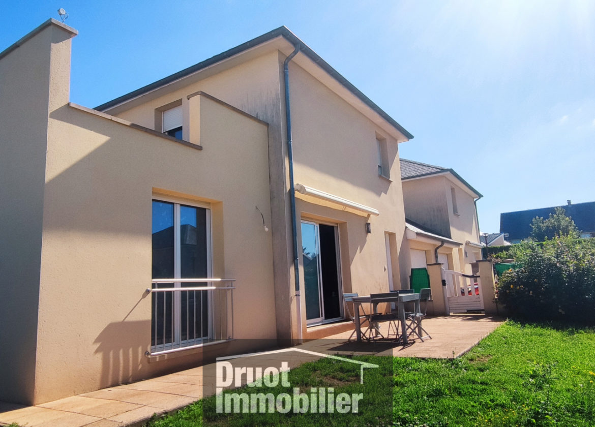BOZOULS, proximité des commerces, maison de Type 5 avec garage et jardin attenant