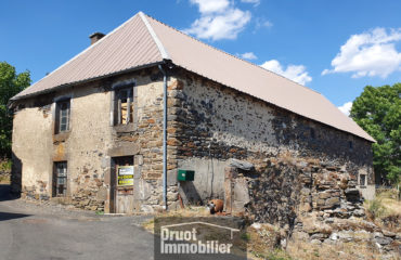  AUBRAC - GRANGE AVEC TERRAIN - ASSAINISSEMENT COLLECTIF