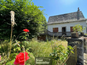  Maison dans le village de BANHARS