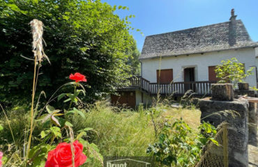  Maison dans le village de BANHARS