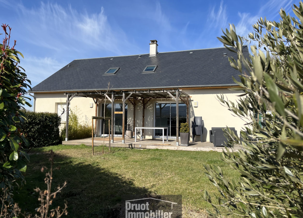  Maison proche du centre ville d'Espalion avec vue dégagée, garage et terrain