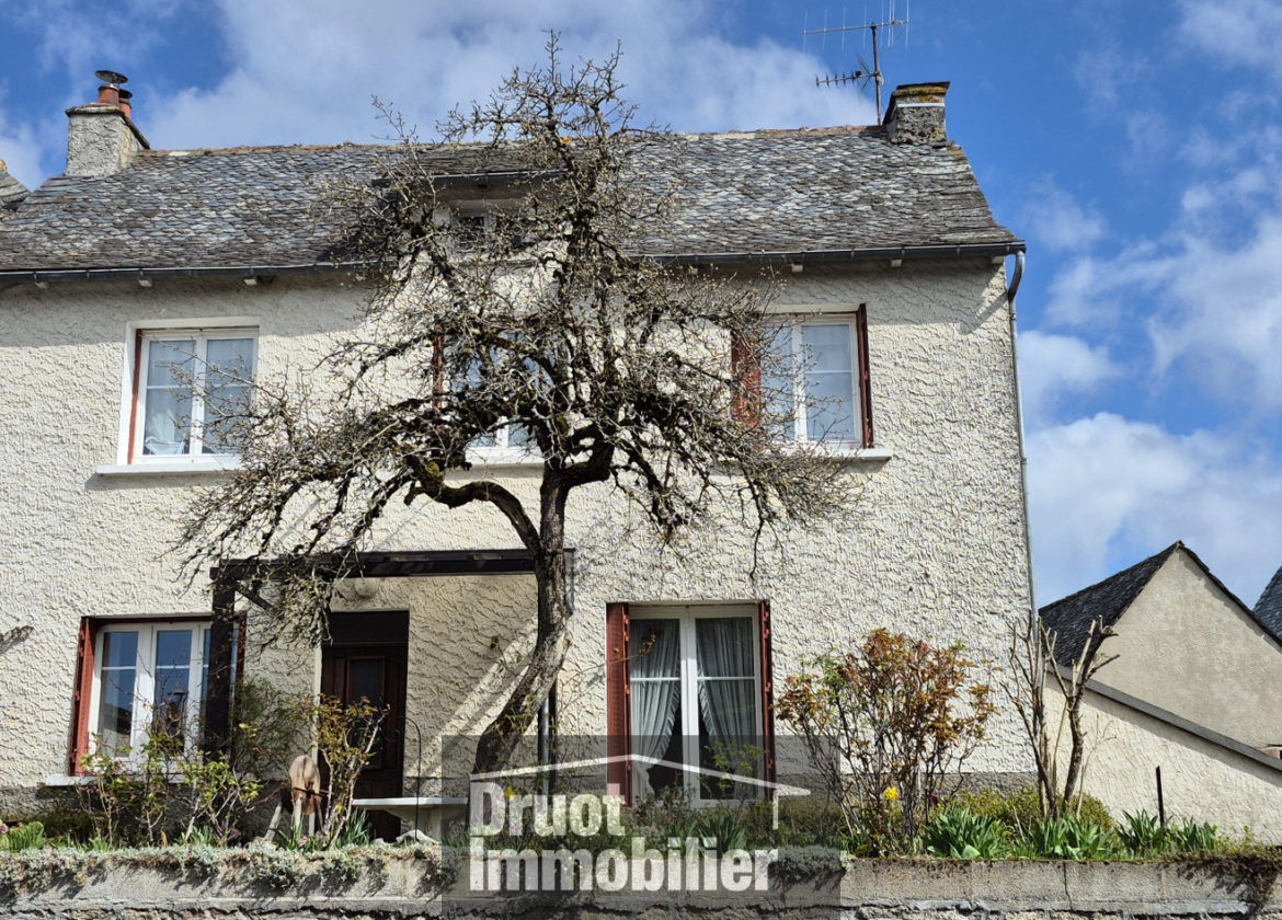 CAMPUAC, maison de village, cour intérieure, garage