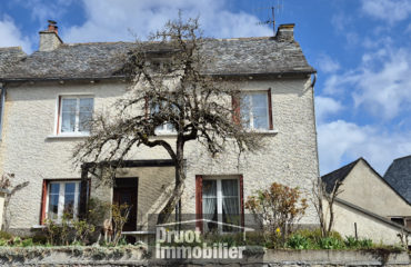 CAMPUAC, maison de village, cour intérieure, garage