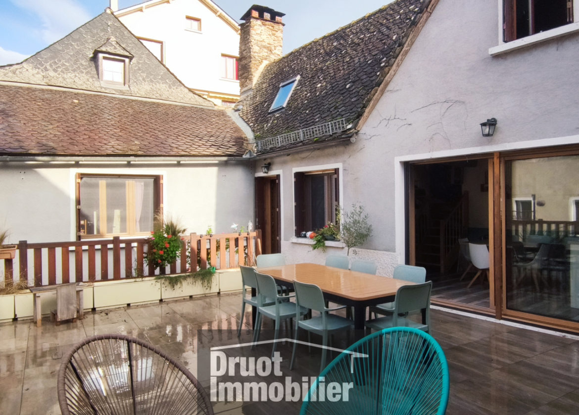 Cœur de village ESTAING, maison T5, garages, terrasse, gîtes, le tout rénové