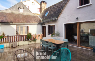 Cœur de village ESTAING, maison T5, garages, terrasse, gîtes, le tout rénové