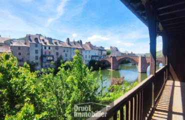 Centre ville ESPALION, appartement de Type 3, balcon, garage.