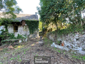 Corps de ferme à 2kms de SAINT AMANS DES COTS