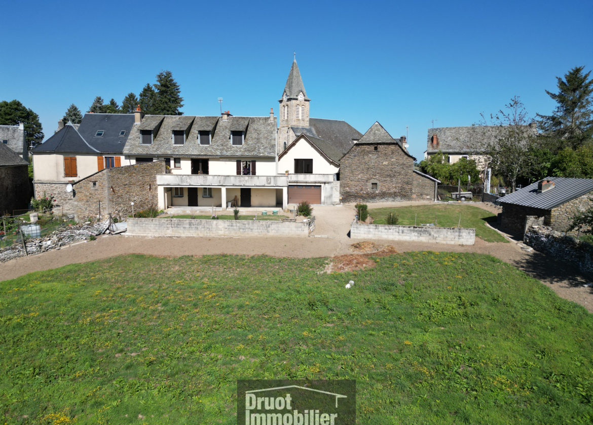Ensemble immobilier à mi-chemin entre Espalion et Laguiole