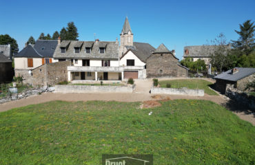 Ensemble immobilier à mi-chemin entre Espalion et Laguiole