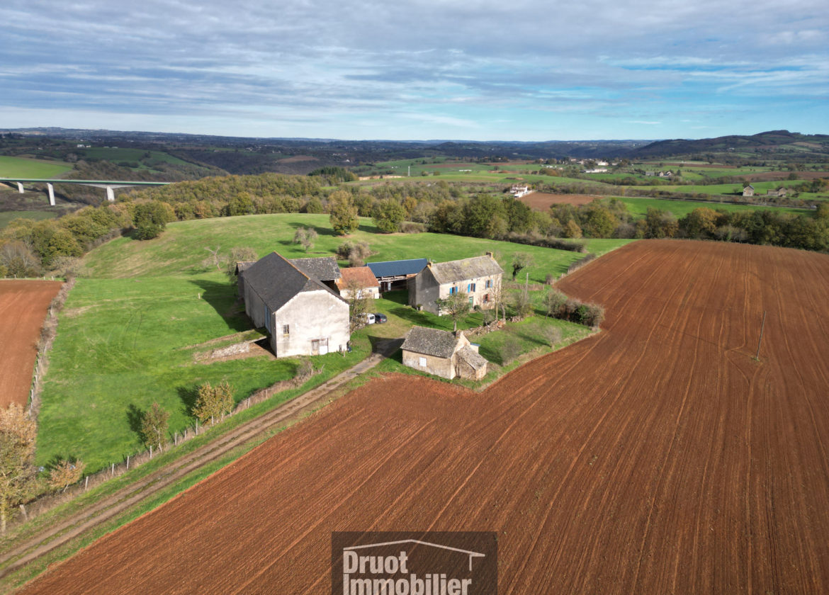 Ensemble Immobilier composé d'un corps de ferme et de 26 hectares de terrain