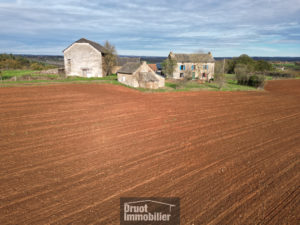 Ensemble Immobilier composé d'un corps de ferme et de 26 hectares de terrain