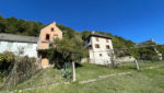 Ensemble immobilier de deux maisons, garages et terrain en bordure de rivière..