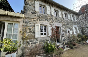 Ensemble immobilier en pierres