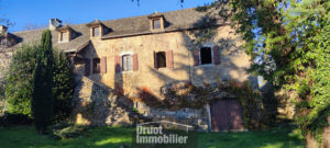 Ensemble immobilier en pierres, à 15 minutes de BOZOULS