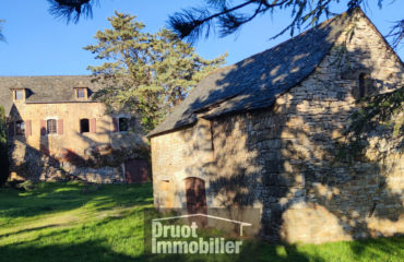 Ensemble immobilier en pierres, à 15 minutes de BOZOULS