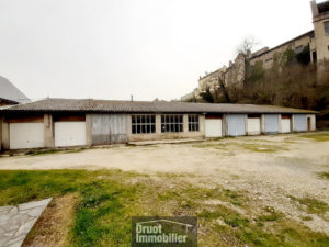 Ensemble immobilier, proche centre ville ESPALION, en pierres, garages, terrain.