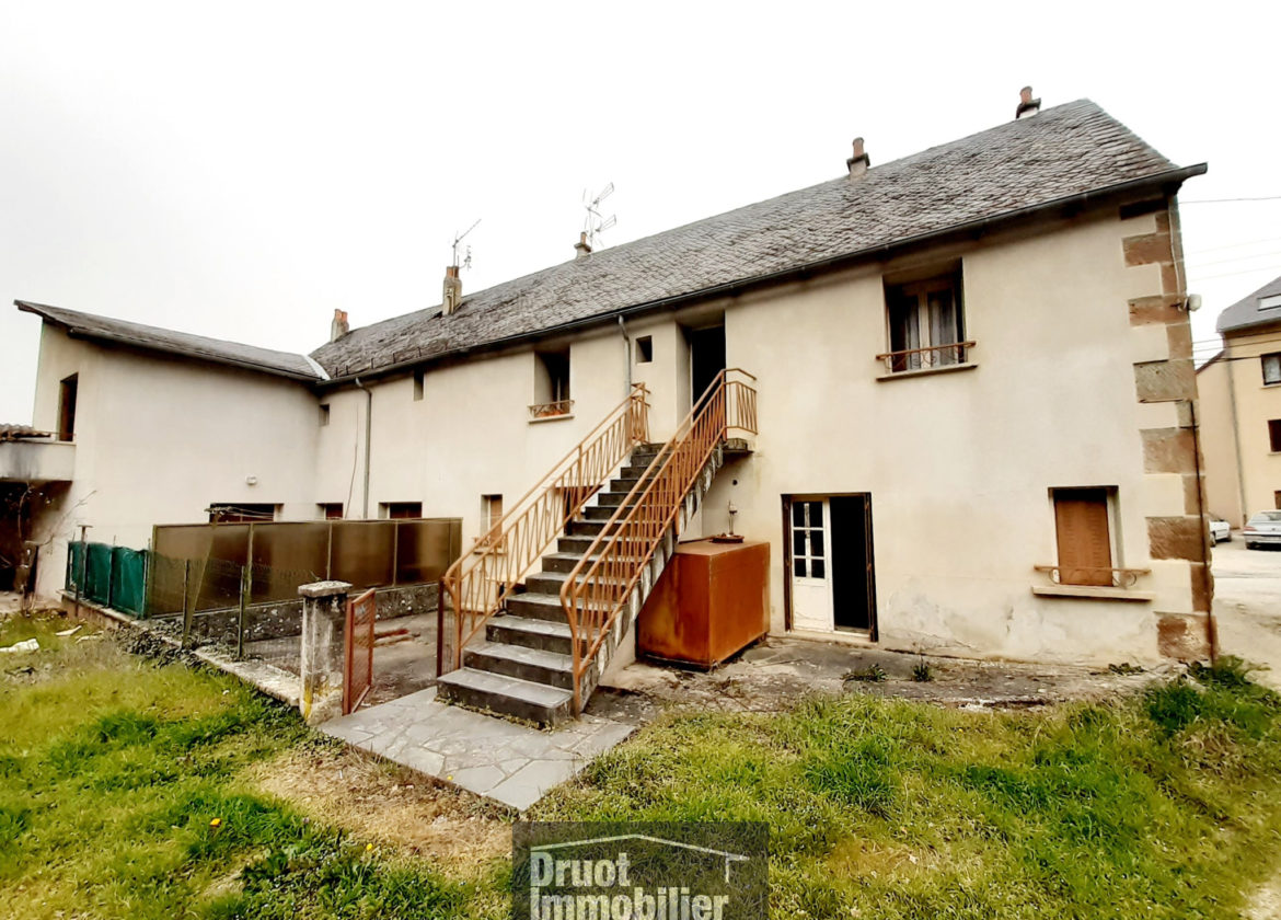 Ensemble immobilier, proche centre ville ESPALION, en pierres, garages, terrain.
