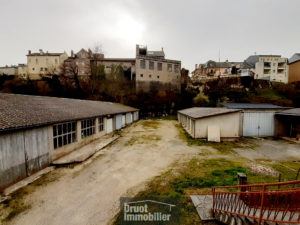 Ensemble immobilier, proche centre ville ESPALION, en pierres, garages, terrain.