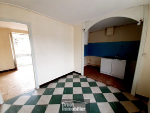 Ensemble immobilier, proche centre ville ESPALION, en pierres, garages, terrain.