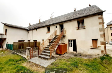 Ensemble immobilier, proche centre ville ESPALION, en pierres, garages, terrain.
