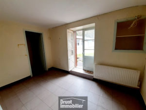 Ensemble immobilier, proche centre ville ESPALION, en pierres, garages, terrain.