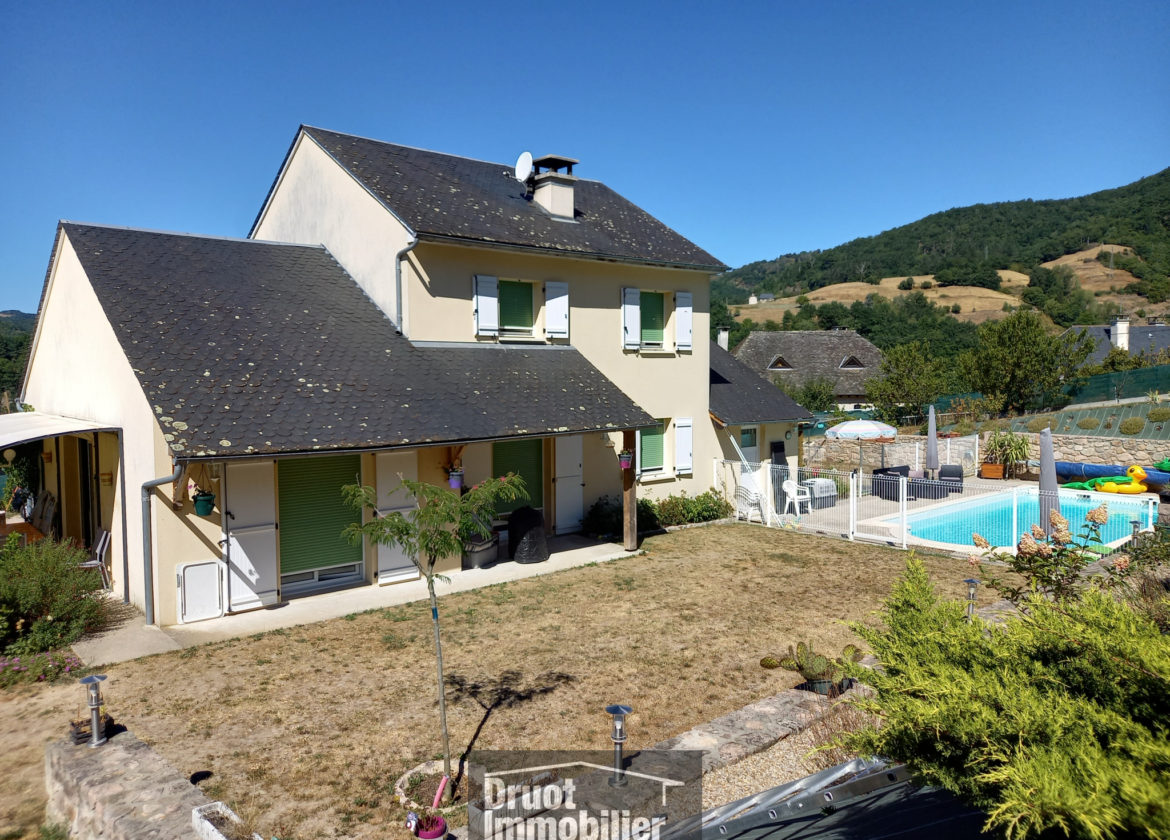 ENTRAYGUES SUR TRUYERE, pavillon de Type 5 avec piscine sur une parcelle de 1540 m2