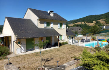 ENTRAYGUES SUR TRUYERE, pavillon de Type 5 avec piscine sur une parcelle de 1540 m2