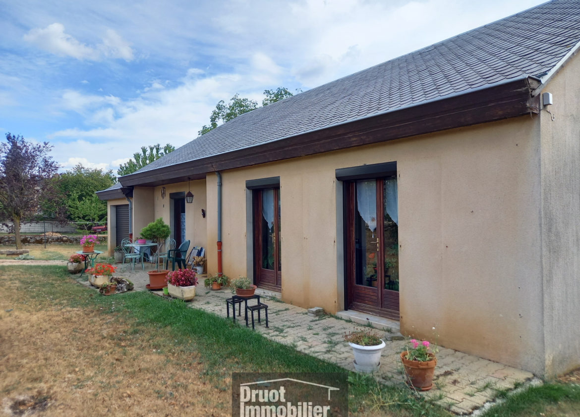 Entre BOZOULS et ESPALION, maison de Type 4, de plain pied, 1000 m2 de terrain.
