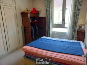 ESPALION, appartement centre ville avec garage, cave et jardin