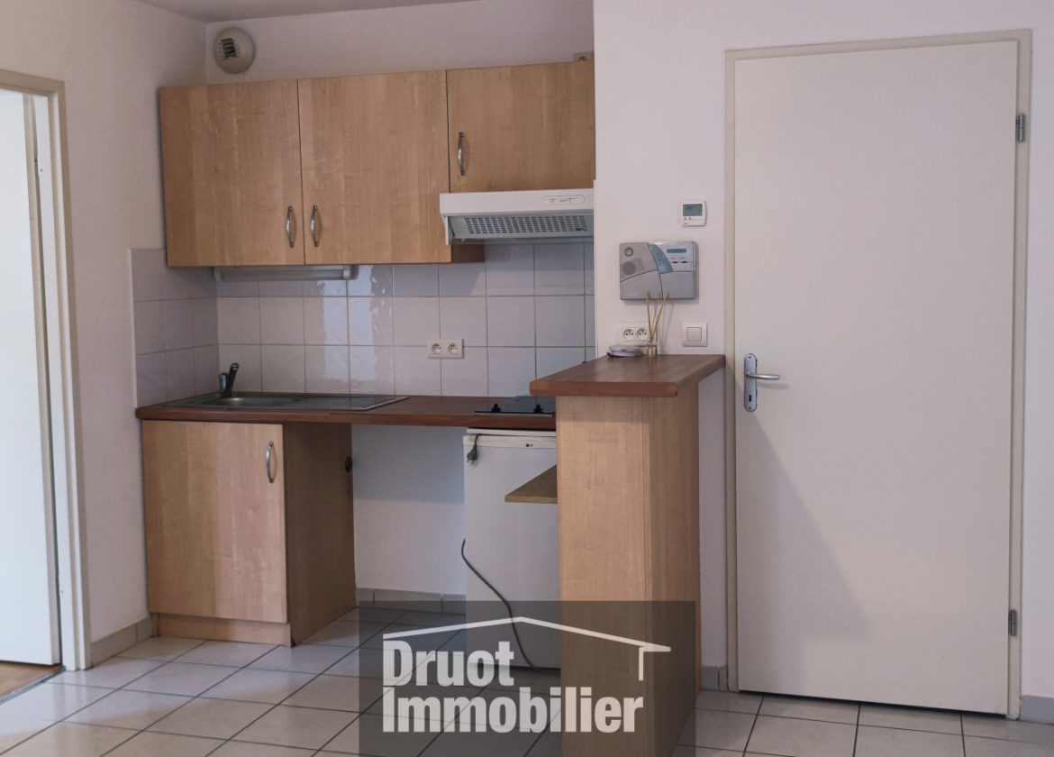 ESPALION, appartement de Type 2, avec 2 emplacements de parkings et balcon