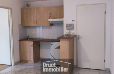 ESPALION, appartement de Type 2, avec 2 emplacements de parkings et balcon