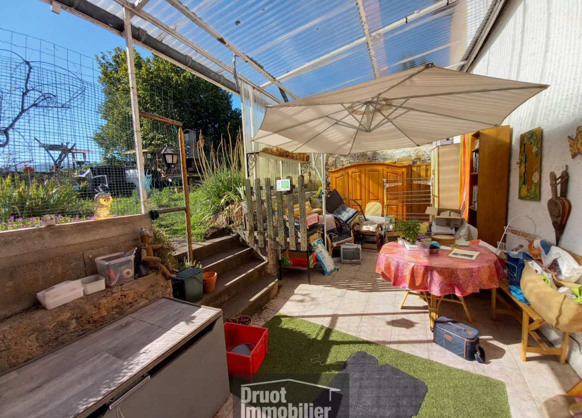 ESPALION, centre ville maison T4 avecgarage et terrain attenant